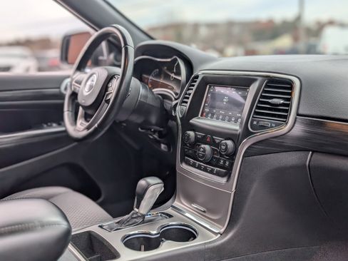Used 2019 Jeep Grand Cherokee Laredo image 39