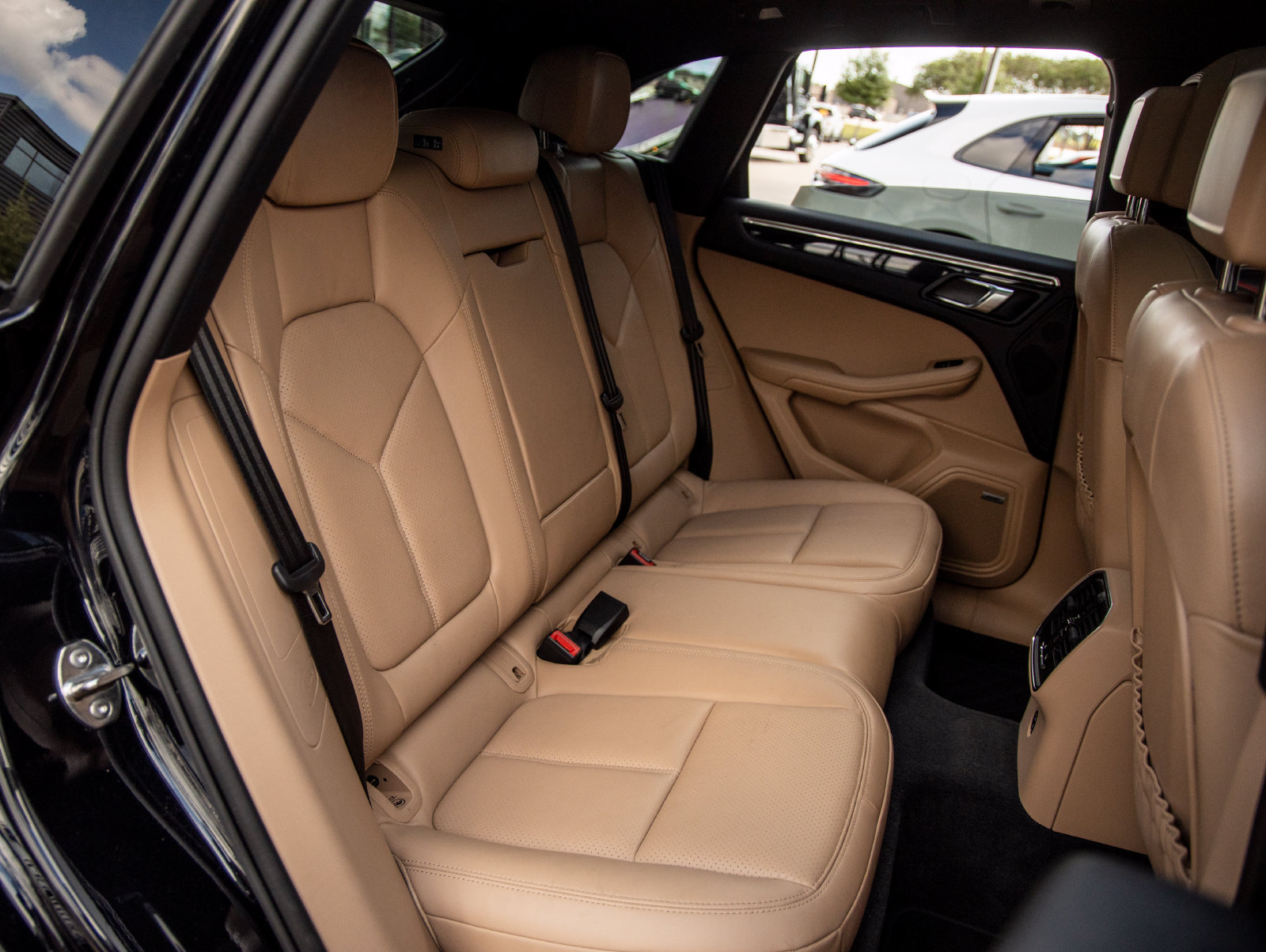 Certified 2024 Porsche Macan AWD/4WD image 41
