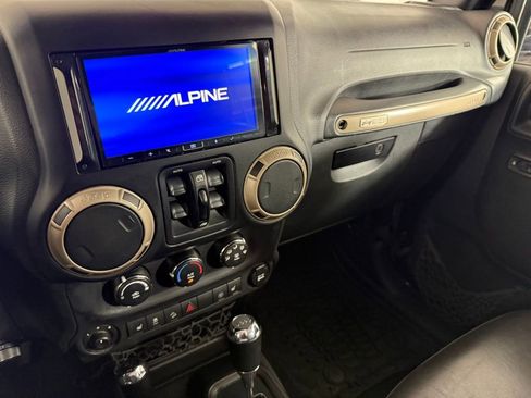 Used 2017 Jeep Wrangler Unlimited Sahara AWD/4WD image 27