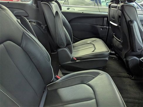 Used 2023 Chrysler Pacifica Limited w/ Uconnect Theater Family Group image 4