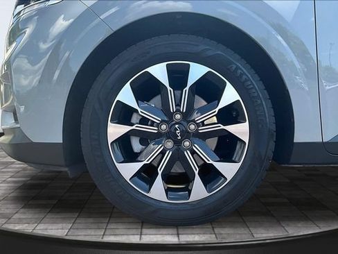 Used 2022 Kia Carnival EX FWD image 33