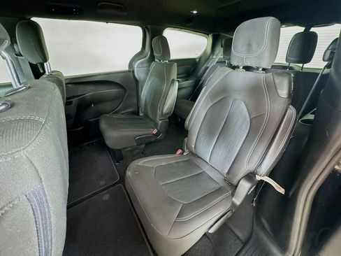 Certified 2020 Chrysler Pacifica Touring w/ S Appearance Package image 17