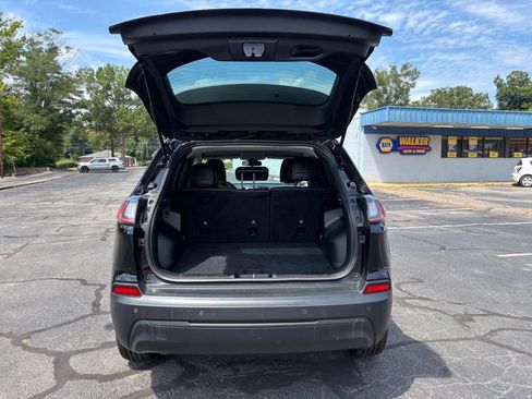 Used 2019 Jeep Cherokee Latitude Plus w/ Cold Weather Group AWD/4WD image 17