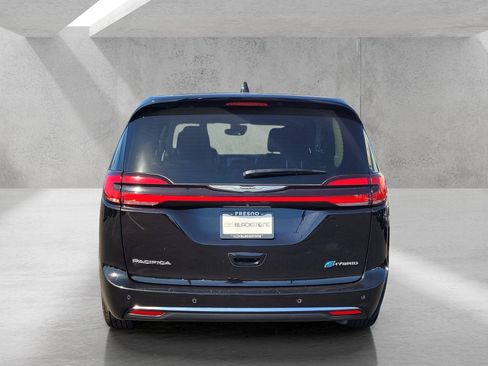 Used 2024 Chrysler Pacifica Limited FWD image 6