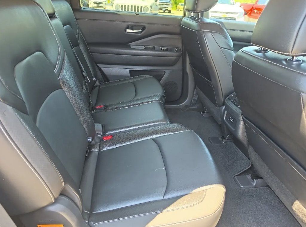 Used 2022 Nissan Pathfinder SL AWD/4WD image 12