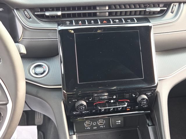 Used 2024 Jeep Grand Cherokee L Altitude RWD image 19