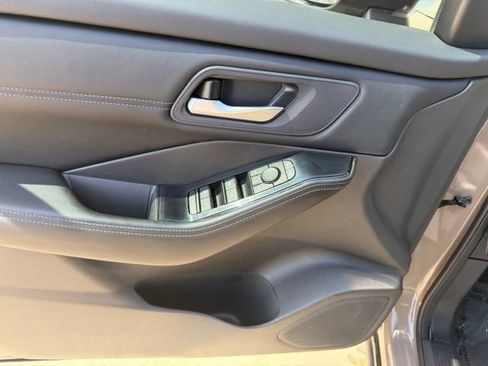 Used 2024 Nissan Rogue SV w/ SV Premium Package FWD image 16