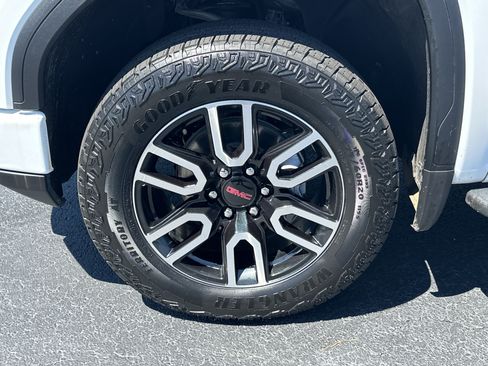 Used 2025 GMC Sierra 1500 AT4 w/ AT4 Premium Package AWD/4WD image 11