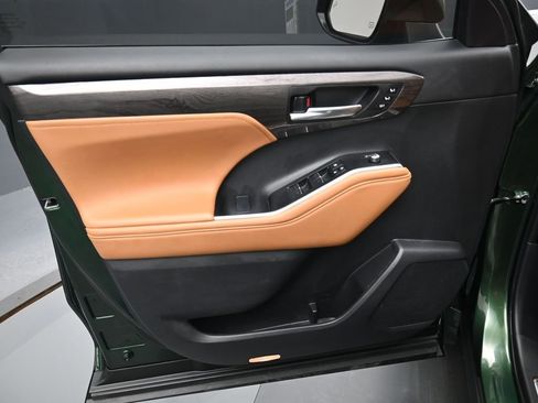 Certified 2025 Toyota Highlander Platinum image 11