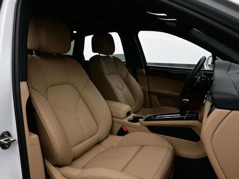 Certified 2025 Porsche Macan AWD/4WD image 17