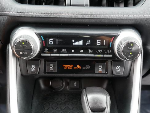 Used 2020 Toyota RAV4 XLE w/ XLE Grade Weather Package AWD/4WD image 27