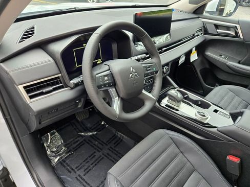 New 2025 Mitsubishi Outlander SE image 18