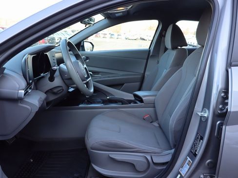 Used 2021 Hyundai Elantra SE image 3