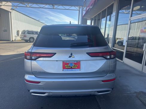 Used 2024 Mitsubishi Outlander SE image 12