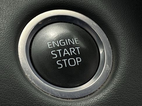 Used 2024 Toyota Highlander LE FWD image 19