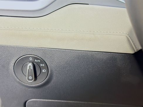 Used 2025 Volkswagen Taos SE FWD image 17