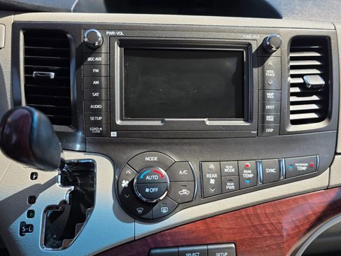 Used 2013 Toyota Sienna Limited w/ Premium Pkg AWD/4WD image 19