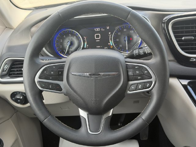 Used 2024 Chrysler Pacifica Touring-L FWD image 27