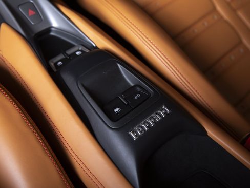 Used 2021 Ferrari F8 Tributo RWD image 34
