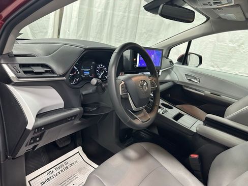 Used 2025 Toyota Sienna XLE image 15