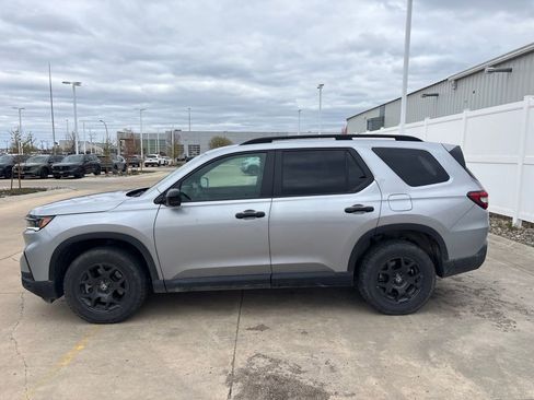 Used 2025 Honda Pilot TrailSport image 7