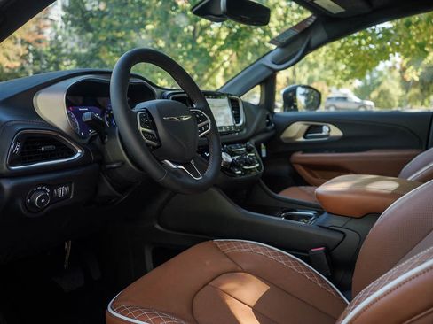 New 2026 Chrysler Pacifica Pinnacle image 18