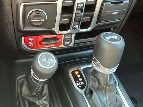 Used 2024 Jeep Wrangler Unlimited Rubicon AWD/4WD image 36