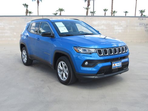 Used 2025 Jeep Compass Latitude image 2