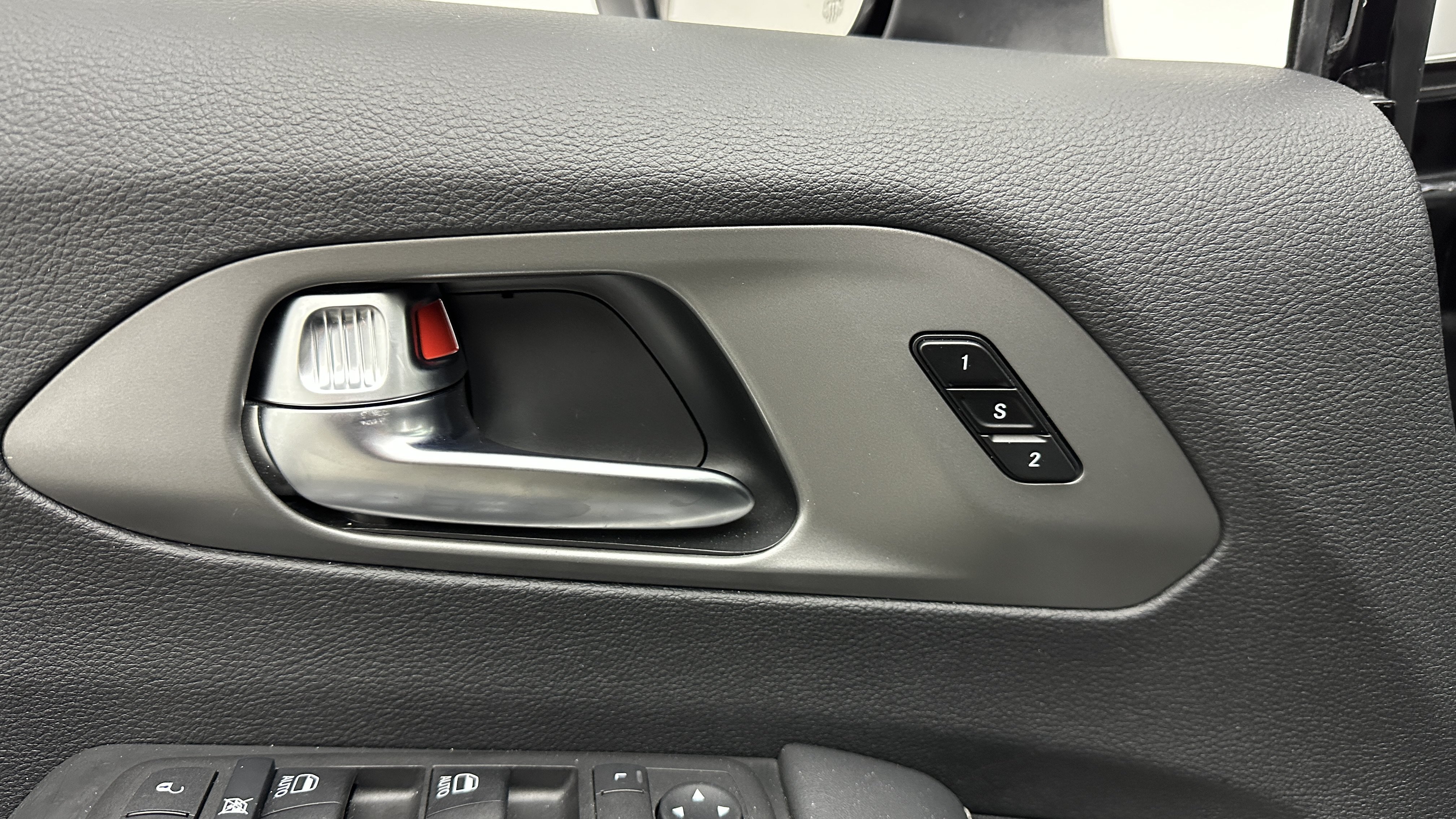 Used 2025 Chrysler Pacifica Select FWD image 12