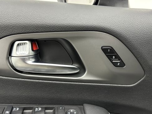 Used 2025 Chrysler Pacifica Select image 12