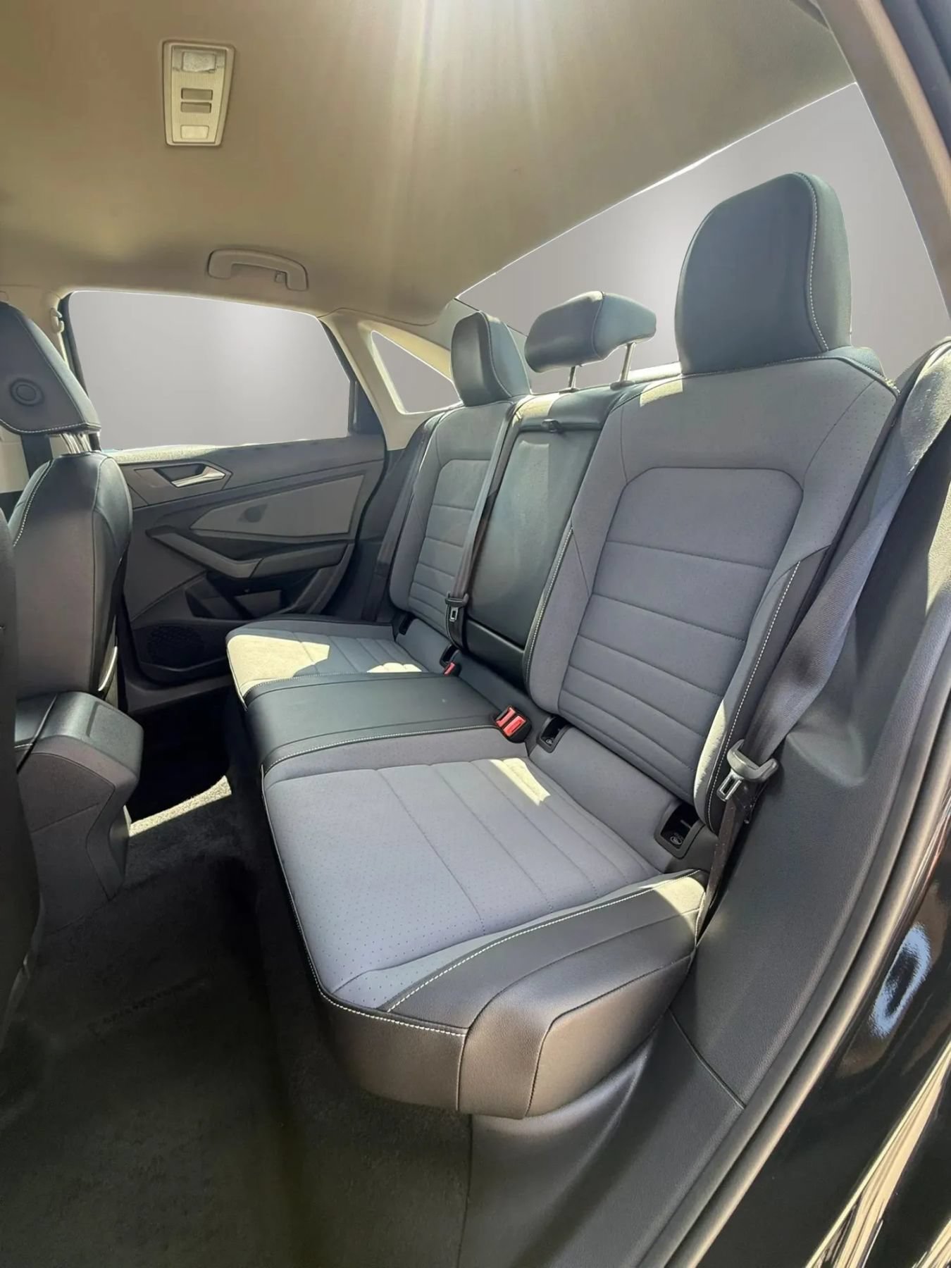 Used 2025 Volkswagen Jetta SE FWD image 10