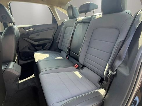 Used 2025 Volkswagen Jetta SE FWD image 10