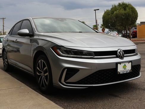 Used 2025 Volkswagen Jetta SE FWD image 18