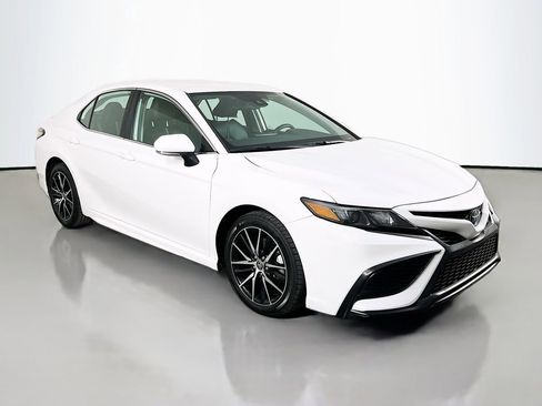 Used 2022 Toyota Camry SE FWD image 4