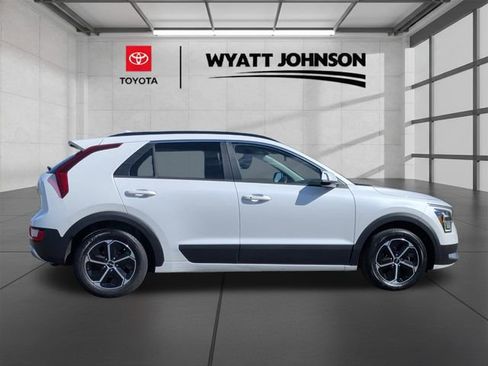 Used 2023 Kia Niro EX image 6