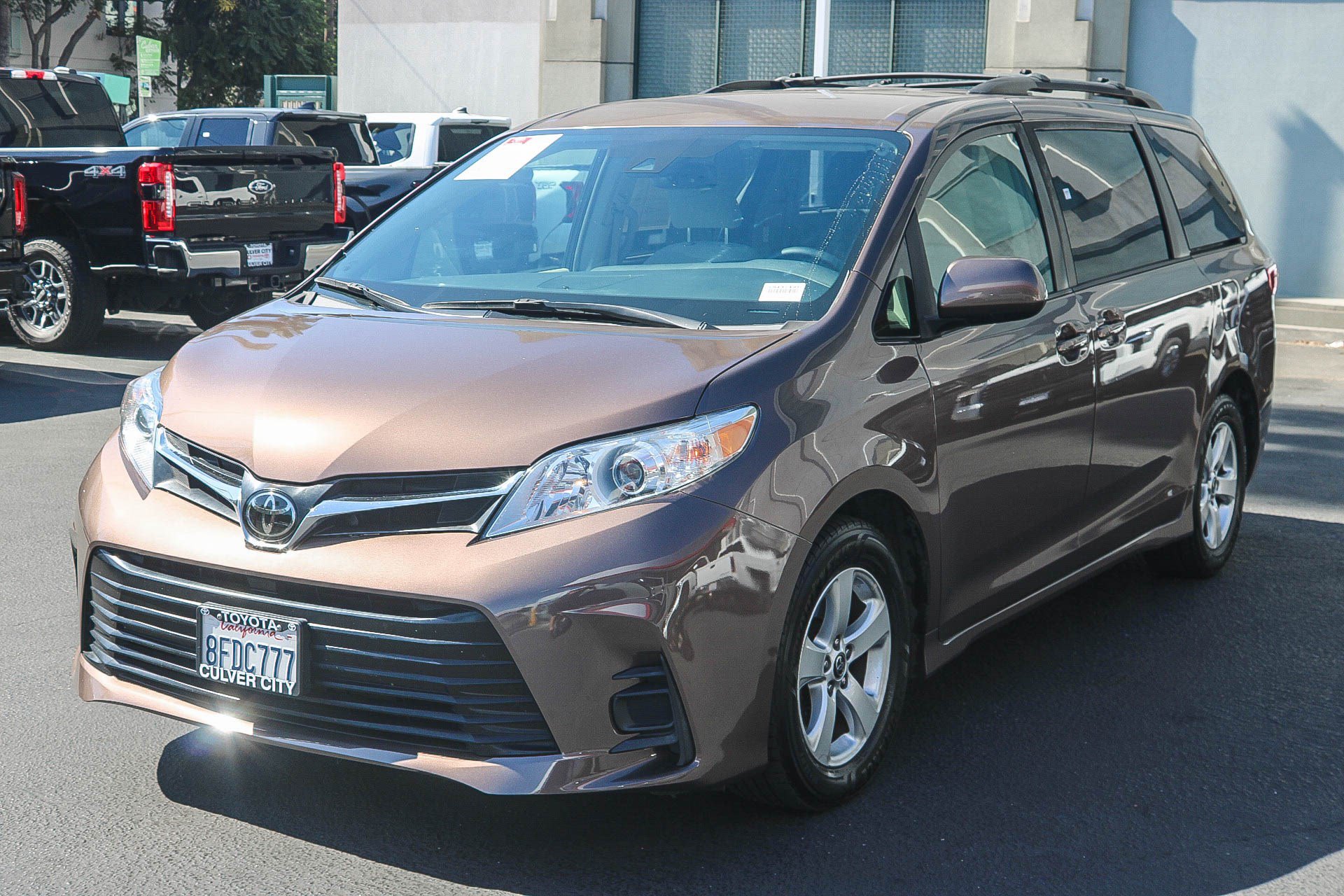 Used 2018 Toyota Sienna LE w/ Carpet Mat Package FWD image 3