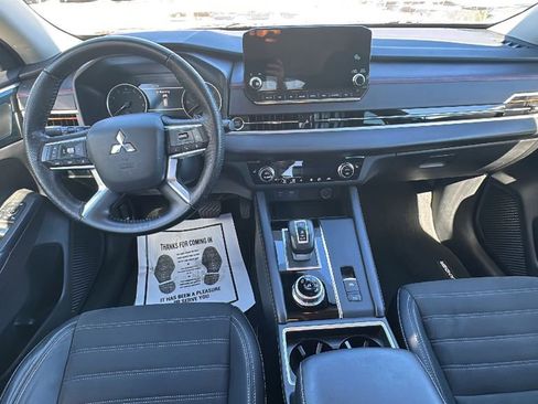 Used 2023 Mitsubishi Outlander SE image 18
