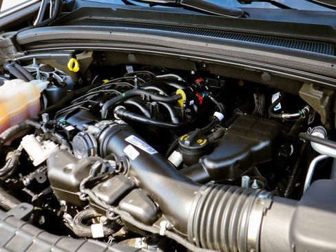 Used 2023 Jeep Grand Cherokee Laredo image 16