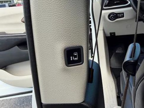 Used 2018 Chrysler Pacifica Touring-L w/ Tire & Wheel Group image 17