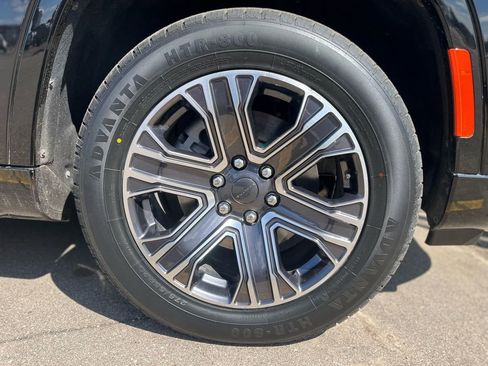 Used 2024 Jeep Wagoneer Series II w/ Flexible Seating Group image 27