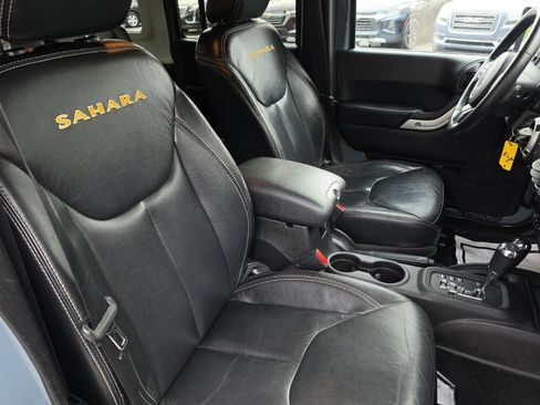Used 2015 Jeep Wrangler Unlimited Sahara w/ Dual Top Group AWD/4WD image 20