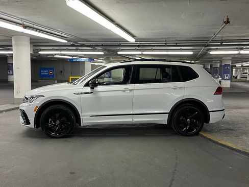 Used 2023 Volkswagen Tiguan SE R-Line image 32