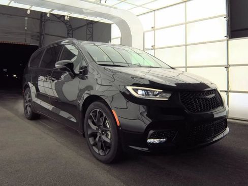 Used 2025 Chrysler Pacifica Limited w/ Trailer Tow Group FWD image 1