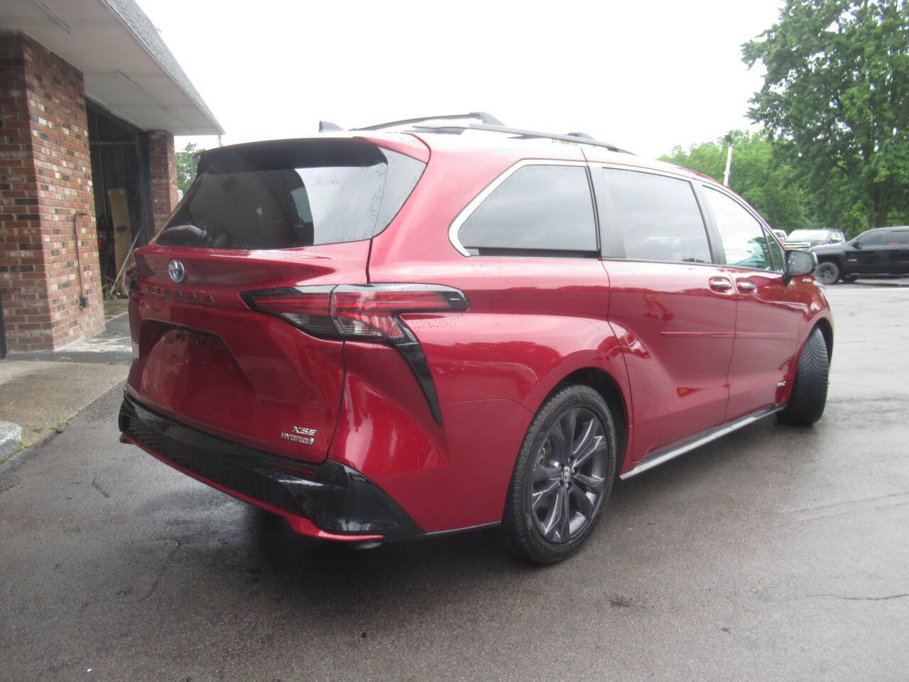 Used 2021 Toyota Sienna XSE w/ XSE Plus Package FWD image 11