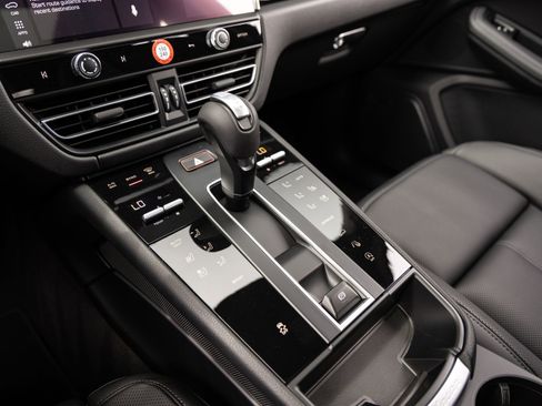 Certified 2026 Porsche Macan AWD/4WD image 17