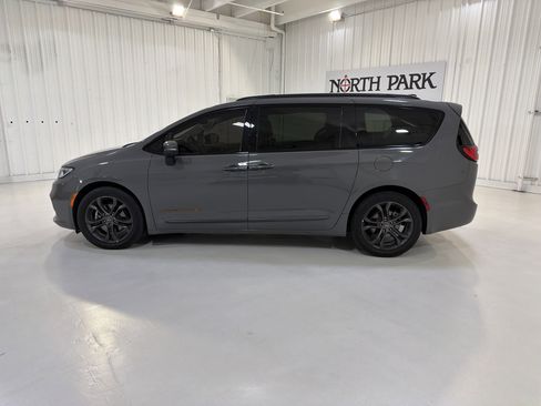Used 2023 Chrysler Pacifica Touring-L w/ Road Tripper Package FWD image 2