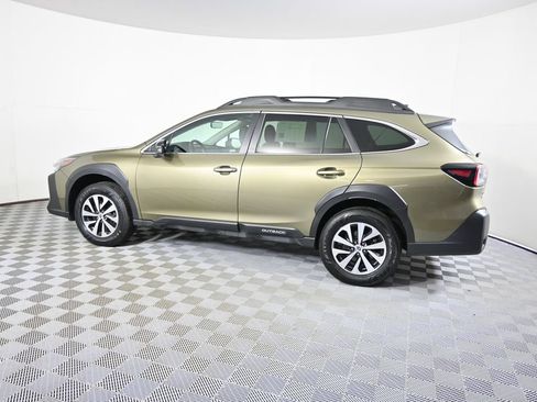 Used 2024 Subaru Outback Premium AWD/4WD image 3