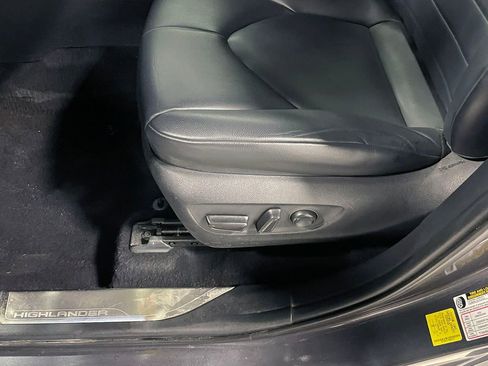 Used 2021 Toyota Highlander XLE image 24