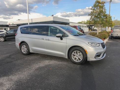 Used 2023 Chrysler Pacifica Touring-L image 12