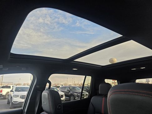 Used 2025 Chevrolet Traverse RS image 16